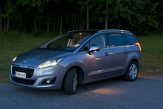 Peugeot 5008 huomio- ja saattovalot päällä.