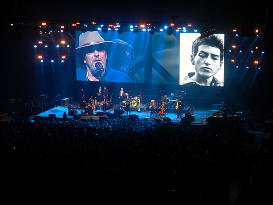 Encorena kuultiin Hectorin ja Power Bandin tulkinta Bob Dylanin kappaleesta Blowin' in the Wind. Yleisö lauloi mukana, vähintäänkin kertosäkeessä