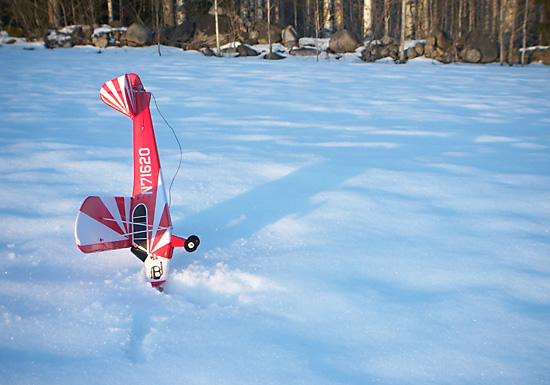 Lentokone jää pystyyn. The Glider Remains The Same.