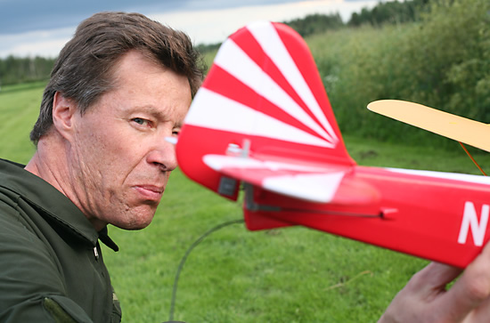 Korkeusperäsin tarkastelussa.