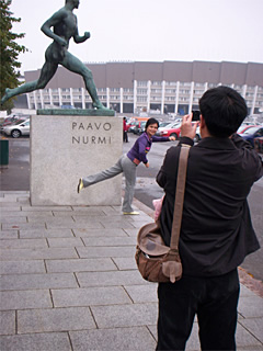 Paavo Nurmen patsaalla.